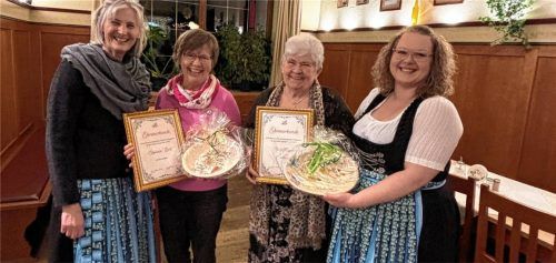 Annemarie Kamysek mit Stephanie Riedl, Berta Mayer und Christine Oeckel bei der Ehrung. Foto re