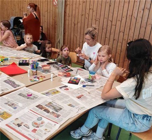 Auch Bastelstationen gehörten zum Programm. Foto re