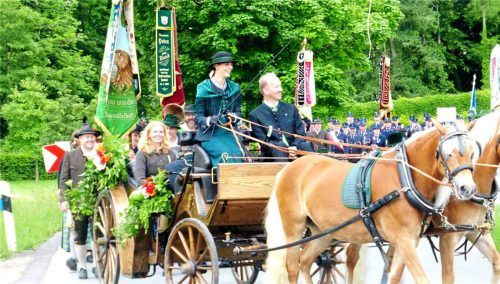 Auch bei der Jubiläumsfeier der Feuerwehr im Jahr 2016 gab es einen Festzug. Foto Hötzelsperger