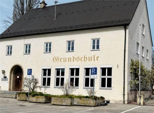 Auch nach der Generalsanierung soll die Grundschule Altmühldorf ihr Erscheinungsbild behalten. Das versichert Stadtbaumeisterin Birgit Weichselgartner. Foto Jörg Eschenfelder (2)/re