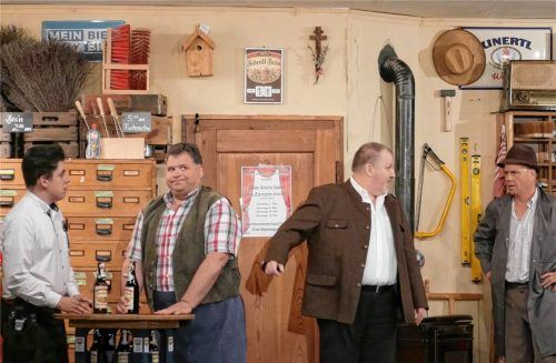 Auf der Bühne: (von links) Friseur Giovanni Scherer (Maxi Mußner), Bräu und Schredlwirt Toni Schredl (Hans Sachenbacher), Bürgermeister Södlberger (Harald Bauernschmid) und „Muhackl“ Oisl Baywagner (Horst Vierlinger). Foto mussner