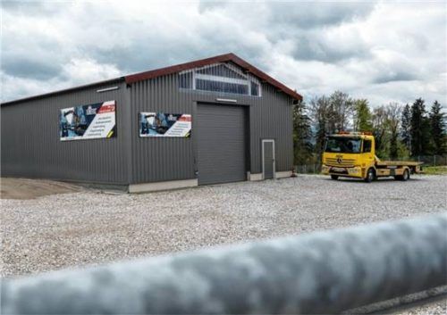 Auf der freien Parzelle im Südwesten des Gewerbegebiets Salzhub soll unter anderem eine Kartbahn entstehen. Die bestehende Halle soll entfernt werden. Foto PLETTENBERG