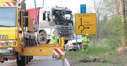 Auf der Staatsstraße 2359 ist am vergangenen Dienstagnachmittag ein Lkw-Fahrer tödlich verunglückt. Foto Reisner
