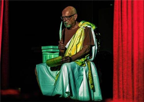 Auf der Suche nach einem guten Schluss: Oliver Majer-Trendel als antiker Autor.Foto  Winkler