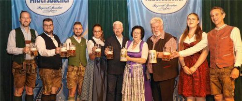 Auf eine friedliche Wiesn, diesmal mit zwei Bürgermeistern bei der Bierprobe (von links): Braumeister Lorenz Birnkammer, der designierte künftige Neumarkter Bürgermeister Stefan Streck, der Vertriebsleiter der Brauerei Aldersbacher Lukas Sager, die Volksfestorganisatorin der Stadt Sabine Dechantsreiter, Bürgermeister Erwin Baumgartner, die Wirtsleute Anneliese und Josef Zens mit ihrer Enkeltochter Katharina sowie Brauerei-Direktor Ferdinand Freiherr von Aretin.