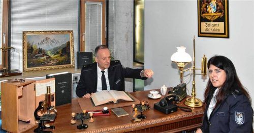 Aus einem anderen Jahrzehnt: Das Zollamt Rosenheim hatte zum 75-jährigen Bestehen auch ein detailgetreues Büro von früher nachgebaut. Foto Schlecker