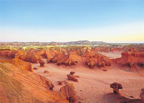 Ausblicke: Mondlandschaft Miradouro da Lua (o.) und ein Surfer am Strand von Cabo Ledo (r.). Fotos Picture Alliance/ dpa-tmn/Nebe