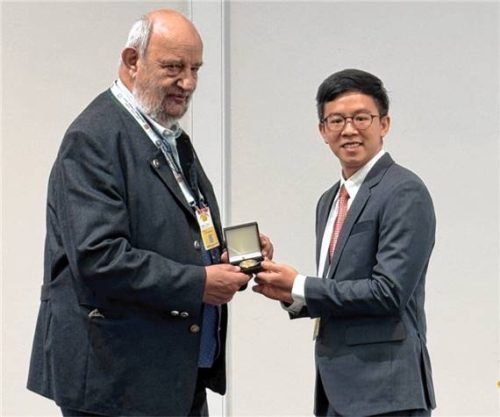 Ausgezeichnet: Nicholas Chua (rechts), Präsident der südostasiatischen Orchideenvereinigung, verleiht Olaf Gruß eine Medaille für seine Verdienste rund um die Orchidee. Foto Eder