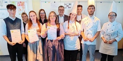 Ausgezeichnete Leistungen erbrachten (von links) Lukas Brunnhuber, Katharina Hermann, Hannah Leitmann, Doris Kallinger, Margarita Majcherek, Markus Hergesell, Loenie-Sophie Kahle, Kai Dittrich, Umut Kok und Monique Dirmilli.Foto Maier
