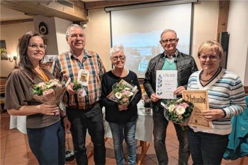 Ausgezeichnete Mitglieder (von links): Katalin Raffai-Papp (erster Platz in ihrer Altersklasse bei der DM im 30-Minuten-Ergorudern), Vorsitzender Roland Schlesier, Ingrid Steinberger (25 Jahre Mitglied), Alois Vilsmeier (40 Jahre Mitglied) und Angelika Lehner (25 Jahre Mitglied).Foto Haserer