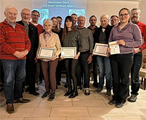 Ausgezeichnete Sportler bei der TSV-Versammlung: (von links) Rudolf Schlutt, Hubert Stephan, Vorsitzender Matthias Schnebel, Christine Heindl, Nina Weinland, Andreas Fenzl, Daniela Oberloher, Andreas Arnold, Wolfgang Feichtner sowie Andreas Schuster, Hermann Rückert, Johann Baur, Melanie Dietl und Andreas Meiswinkl. Foto re