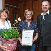 Priener Bauerntheater ehrt Irmi Furtner
