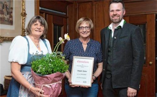 Auszeichnung für ein Urgestein: (von links) Zweite Vorsitzende Brigitte Sperger, neues Ehrenmitglied Irmi Furtner und Vorsitzender Peter Thaurer. Foto Berger