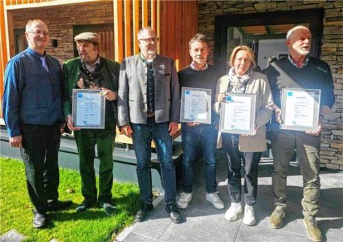 Auszeichnung für langjährige Verbundenheit: (von links) Vorsitzender Klaus Lebek, Adalbert Lutz, Landrat Andreas Danzer, Rudi Rechl, Petra Danner und Franz Pöschl. Foto  Hohlweger