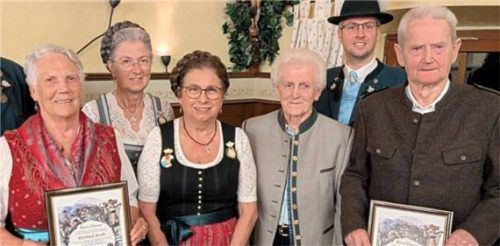 Auszeichnung für Treue: (von links) Gertrud Koch (60 Jahre), Monika Reitschuh (50 Jahre), Annelies Ober (50 Jahre), Erna Schreiber (70 Jahre), der stellvertretende Vorsitzende Daniel Schmalzbauer und Ludwig Rieder (60 Jahre). Foto Hobmaier