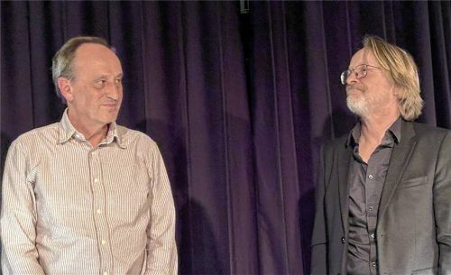 Autor Alois Prinz (links) und Hilmar Henjes nehmen den Applaus entgegen. Foto Janka