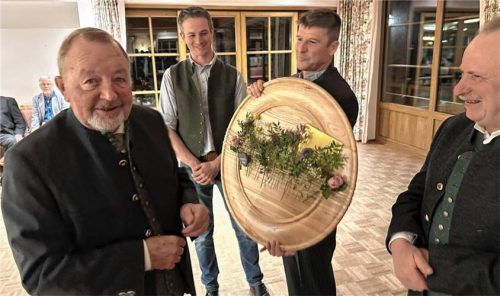 Babenshams Bürgermeister Sepp Huber (links) bekommt eine Vorabversion der Geburtstagsscheibe überreicht.