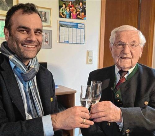 Bad Endorfs Bürgermeister Alois Loferer gratulierte Georg Sommer zum Geburtstag und überbrachte die Glückwünsche der Gemeinde. Foto ammelburger