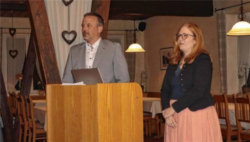 Bad Feilnbachs Bürgermeister Max Singer und die Leiterin der Kur- und Gästeinformation Cornelia Weber befassen sich mit der „Tourismusstrategie 2035“ zur Stärkung der Tourismusakzeptanz im Ort. Foto Strim
