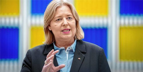 Bärbel Bas (SPD), Bundesministerin für Arbeit und Soziales, gibt in ihrem Ministerium eine Pressekonferenz zum Rentenpaket. Mit ihrem ersten Rentengesetz will Bas das Rentenniveau mit Milliardensummen wie versprochen bei 48 Prozent sichern.Foto DPA