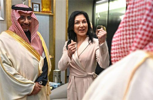 Bandar bin Ibrahim bin Abdullah Al Khorayef, Minister für Industrie und Bodenschätze des Königreichs Saudi-Arabien, beim Treffen mit Katherina Reiche (CDU), Bundesministerin für Wirtschaft und Energie. Foto dpa