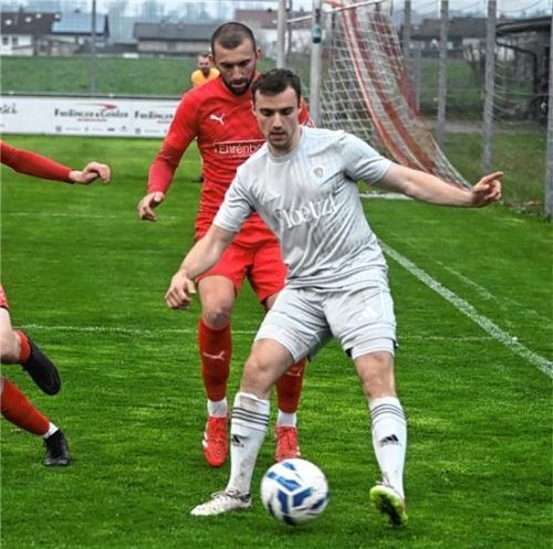 Bastian Unsin (grau) und der TuS Raubling empfangen die SG Reichertsheim-Ramsau/Gars. Foto Ruprecht