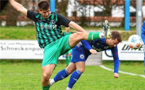 Bastian Winkler (links) und der TuS Prien setzten sich in einem umkämpften Duell gegen Andreas Siegel und den TSV Waging durch. Foto Butzhammer