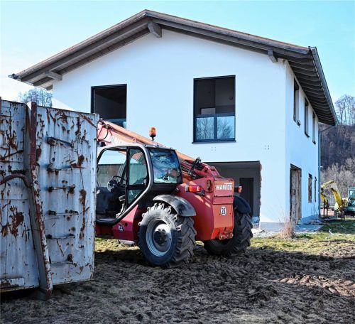 Baumaschinen stehen an einem Wohnhaus. Das wahrscheinlich letzte Kapitel in einem fast zehn Jahre währenden Streit um Schwarzbauten in Wolfratshausen hat begonnen: Die drei Häuser am Isarspitz im Stadtteil Weidach werden abgerissen. Foto dpa
