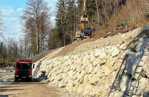 Baustelle im Mühltal: An der großen Steinwand laufen derzeit noch die Arbeiten zur Sicherung und Instandsetzung des betroffenen Bereichs.Foto Wasserwirtschaftsamt Rosenheim