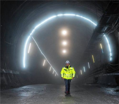 Baustellenkoordinator Günter Scheiber geht aus dem Tunnel der Baustelle des Brenner-Basistunnels zum Ausgang.Foto dpa