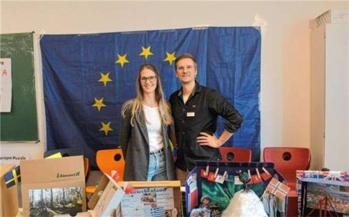 Beantworteten Fragen von Grundschülern und Eltern: Simone Röhrl (erweiterte Schulleitung) und Konrektor Tobias Zistler beim Tag der offenen Tür. Foto re
