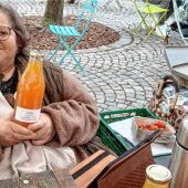 <p>Beate Bachmaier verkauft selbst gemachten Apfelsaft mit Obst aus dem eigenen Garten.</p>