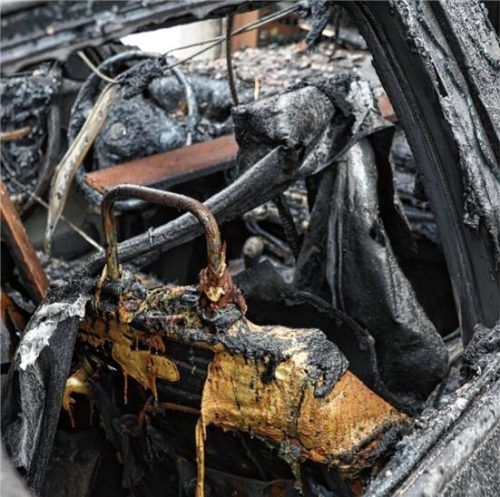 Bei dem Feuer in der Fraunhoferstraße in Rosenheim sind mehrere Oldtimer komplett ausgebrannt. Fotos Mischner