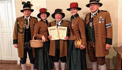 Bei den Ehrungen: Hauptmann Robert Oschwald, Marketenderin Sabine Lexa, Oberrottmeister Professor Dr. Sepp Linner, Marketenderin Carina Wagner und Oberleutnant Peter Freiberger. Foto He Bichler