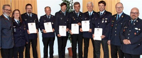 Bei den Ehrungen: (von links) stellvertretender Landrat Richard Fischer, Vorsitzende Anita Bruckmeier, Tobias Ritthaler, Andreas Drexler, Josef Bauer, Josef Rauscheder (alle 25 Jahre) Georg Auer (40), Albert Bauer (25), Kreisbrandinspektor Werner Hummel und Kommandant Thomas Heindl. Foto Fenninger