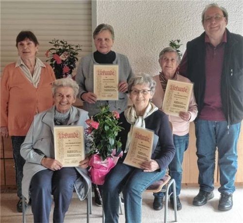 Bei den Ehrungen: (von links) Vorsitzende Inge Gerum mit Elisabeth Gstatter, Anna Manhart, Katharina Stadter und Marianne Lechert sowie Pfarrer Herbert Aneder. Foto re