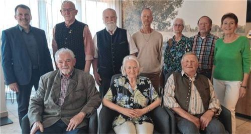 Bei den Ehrungen: (vorne von links) Hans Babinger (25 Jahre), Anna Theresia Kuhn (25 Jahre), Peter Baumann (40 Jahre) sowie (hinten von links) Bürgermeister Josef Huber, Ernst Hofstetter (15 Jahre), Konrad Haindl (30 Jahre), Peter Ahrbeck (25 Jahre), Barbara Hilgenfeld, Georg Hingerl (beide 15 Jahre) und die VdK-Ortsvorsitzende Marianne Plank. Foto Künzner-Hingerl