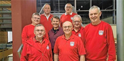 Bei den Neuwahlen des Obinger FC Bayern-Fanclubs wurden alle Vorstandsmitglieder im Amt bestätigt. (Vordere Reihe von links) Christian Schnebinger, Werner Specht und Konrad Seitlinger, (mittlere Reihe von links) Stefan Herbst, Bürgermeister Sepp Huber, Eugen Gärtner, (obere Reihe von links) Georg Stübl, Christian Falter. Ein Thema sorgte an diesem Abend jedoch für Kopfschütteln. Foto FC Bayern-Fanclub Obing‘84