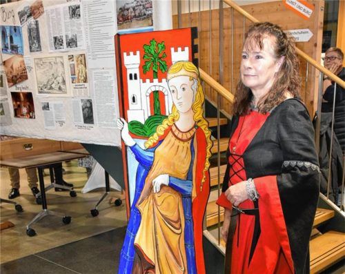 Bei der Ausstellung „950 Jahre zur Burg Marquartstein“ zeigte sich Claudia Rieß, die Sprecherin des Beirats Kultur und Bildung im passenden Gewand.Foto Wunderlich