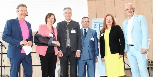Bei der Begrüßungsrunde der Veranstaltung: (von links) Moderator und Ehrenvorstandsmitglied Roman Roell, Dritte Bürgermeisterin Gabriele Leicht, Landrat Otto Lederer, Leitender Ministerialrat Maximilian Pangerl vom Kultusministerium, Schulleiterin Vilma Sieß und der scheidende Landesvorsitzende Heiner Zwingel. Foto Zandl