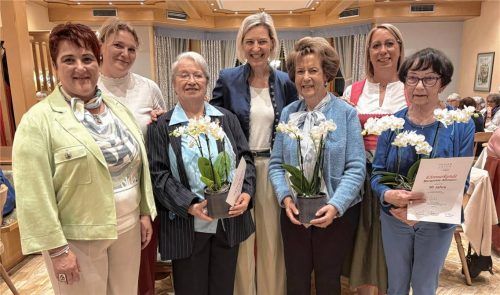 Bei der Ehrung der Gründungsmitglieder: (von links) Vorsitzende Heike Perzlmeier, Stellvertreterin Martina Korn, Maria Schenk, Dr. Angelika Niebler, die auch die Festansprache hielt, Leni Heiss, FU-Kreisvorsitzende Barbara Fuchshuber sowie Margarete Altmann.Fotos  Hirschberger