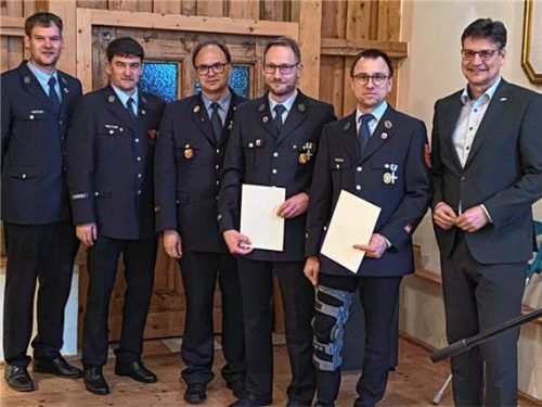 Bei der Ehrung für aktiven Dienst: (von links) stellvertretender Kommandant Peter Reich, Kommandant Stefan Reger, Kreisbrandrat Bernd Michel, die Geehrten Thomas Schober und Andreas Leitmannstetter sowie Landrat Max Heimerl. Foto Meindl