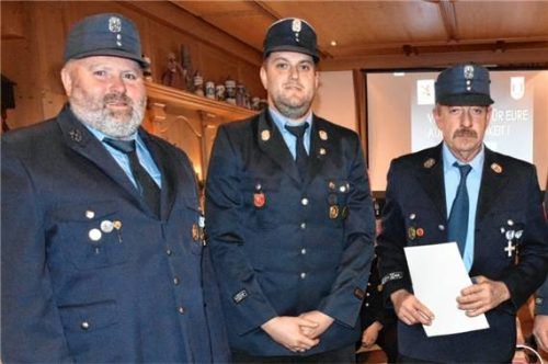 Bei der Ehrung für Vereinstreue: (von links) Bürgermeister Sepp Loferer, Kommandant Markus Mauracher, Ralf Wegener (50 Jahre Mitglied) und Sepp Loferer junior. Foto Wunderlich