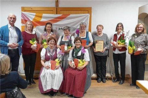 Bei der Ehrung: (hinten, von links) Pfarrer Helmut Kraus, Annette Bliemetsrieder, Christine Kuchler, Irmi Fürle, Evi Schlemer, Hilde Huber, Evi Köstner und Elisabeth Fellner sowie (vorne, von links) Traudi Schwaiger und Angela Kaffl.Foto  re
