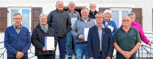 Bei der Ehrung langjähriger Mitarbeiter: (von links) Kreisvorstandsmitglied Peter Balzereit-Bäcker, Gertrud Grasser, Zeno Grasser, Ludwig Raßhofer, Josef Wierer, Franz Loiberstetter, der Waldkraiburger VdK-Vorsitzende Wolfgang Mikolajetz, Reinhilde Wierer, Vorsitzender Dieter Bernert und Rita Koch. Foto Richterstetter