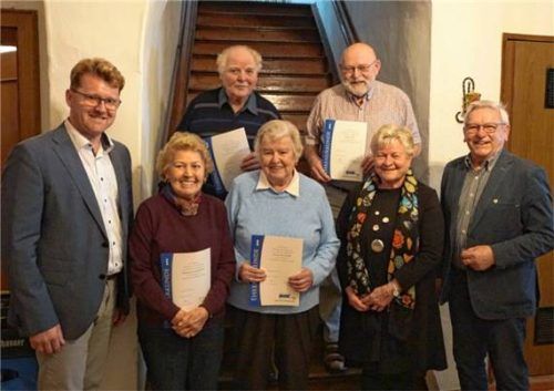 Bei der Ehrung langjähriger Mitglieder: (von links) Bürgermeister Roland Kamhuber, Kreisvorsitzende Rosina Maria von Roennebeck (Zweite von rechts) und Vorsitzender Rudolf Hartinger (rechts). Für 30 Jahre Mitgliedschaft wurden Gertraud Hundschell und Georg Gillhuber geehrt, für 25 Jahre Juliana Gillhuber und für 50 Jahre Georg Eder. Foto Sutherland