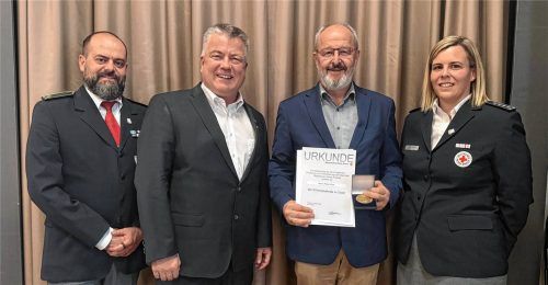 Bei der Ehrung: (von links) Benny Wunder (BRK/stellvertretender Kreisbereitschaftsleiter), Direktor Martin Schmidt, Peter Kloo und Julia Wehrle (Leiterin der BRK-Bereitschaft Kolbermoor).Foto  re