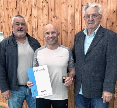 Bei der Ehrung: (von links) Bernd Röder, Denis Weisser und Ludwig Tradler.Foto Ludwig Tradler/KSV Bad Aibling