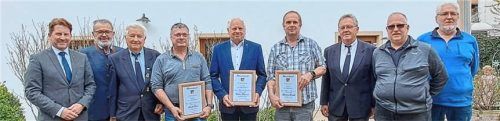 Bei der Ehrung: (von links) Bürgermeister Josef Grundner, stellvertretender Landrat Richard Fischer, Erich Hargasser, Arnold Dörrer, Günter Hargasser, Bernhard Duschl, Hans Stoiber, Jens Rödel und stellvertretender Kreisvorsitzender Uwe Weber. Foto Stettner