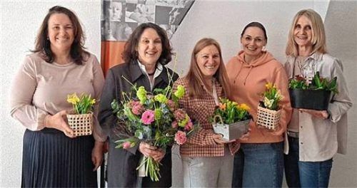 Bei der Ehrung: (von links) Karin Mußner, Claudia Hausberger, Angelika Kneißl, Christine Metzger und Helga Ranft. Foto  Privat
